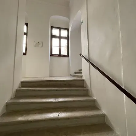 Mona In The Palace ! Μπρατισλάβα