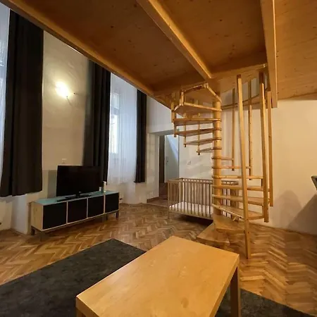 Mona In The Palace ! * Μπρατισλάβα