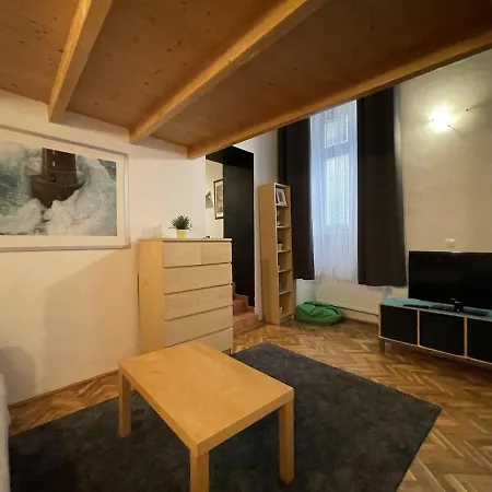 Mona In The Palace ! Μπρατισλάβα