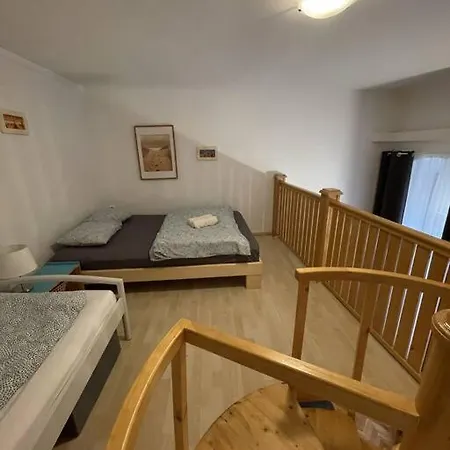 Mona In The Palace ! * Pozsony